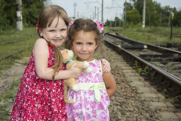 İki küçük kız demiryolu üzerinde duruyor. F bekliyorlar — Stok fotoğraf