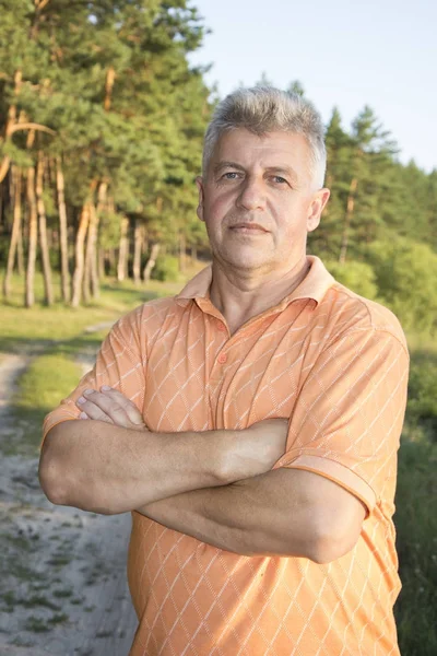 In de zomer is aan de rand van het bos, er een volwassen man. — Stockfoto