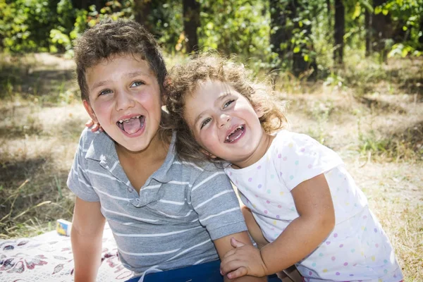 In the summer, there are happy brothers and sister in the forest — Stock Photo, Image