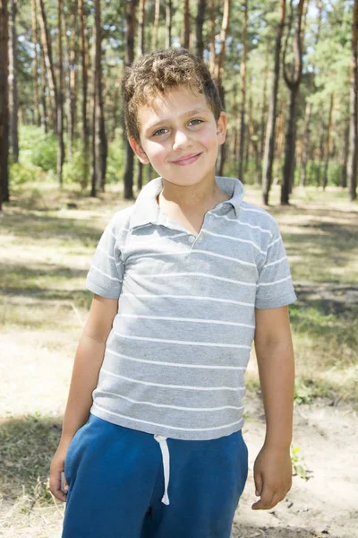 Verão é um dia ensolarado brilhante na floresta é um adolescente sorridente — Fotografia de Stock