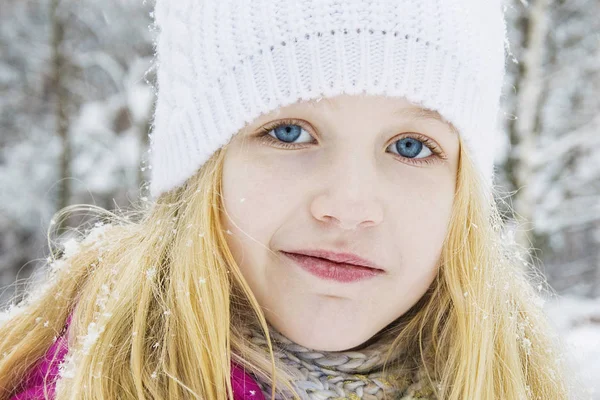 Im Winter liegt im Wald ein hübsches kleines Mädchen in einem — Stockfoto