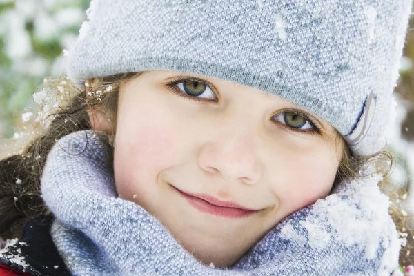 På vintern, i skogen, det finns en vacker liten flicka i en — Stockfoto