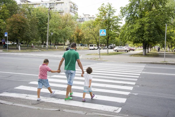 Το καλοκαίρι στο δρόμο σε διάβαση πεζών πατέρα ένα — Φωτογραφία Αρχείου