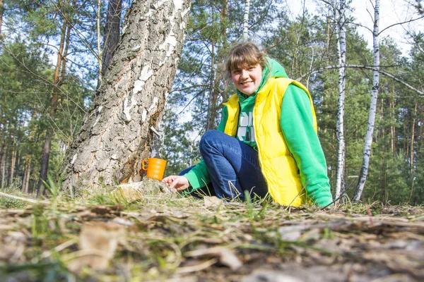 Våren Björkskog Ljus Solig Dag Samlar Flicka Björksav Ett Glaskärl — Stockfoto