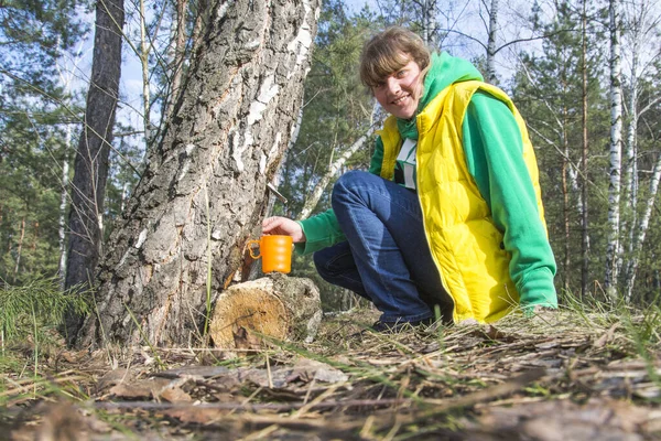 Frühling Einem Birkenwald Sammelt Ein Mädchen Einem Sonnigen Tag Birkensaft — Stockfoto