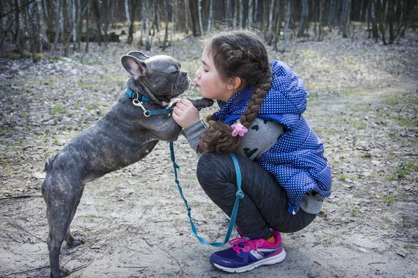 Primavera Dia Ensolarado Brilhante Uma Menina Engraçada Sinceramente Beija Bulldog — Fotografia de Stock