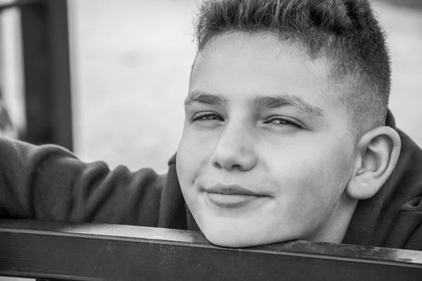 Auf Der Straße Liegt Ein Junge Ist Nachdenklich Verträumt Zufrieden — Stockfoto