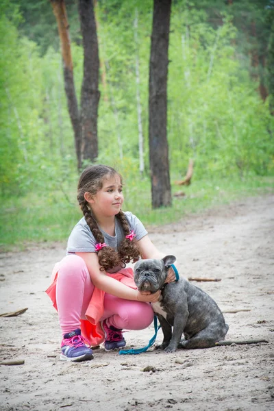 Primavera Dia Ensolarado Brilhante Uma Menina Engraçada Sinceramente Beija Bulldog — Fotografia de Stock