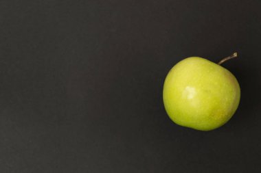 Siyah arkaplanda yeşil elma, tebeşir tahtası, metin için bir yer var.