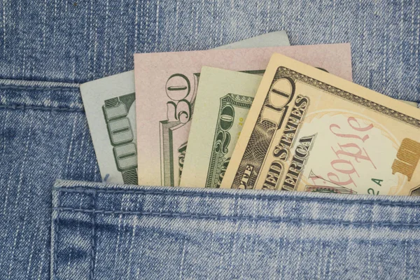 Çeşitli mezheplerde Amerikan para dolar bir kot cebinden gözetleme.