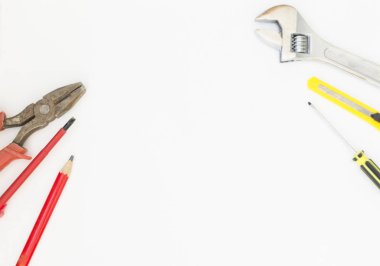 İnşaat araçları - beyaz arka planda tel kesici ve ingiliz anahtarı