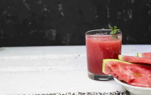 Scheiben Reife Wassermelone Auf Einem Teller Und Roter Wassermelonensaft Einem — Stockfoto