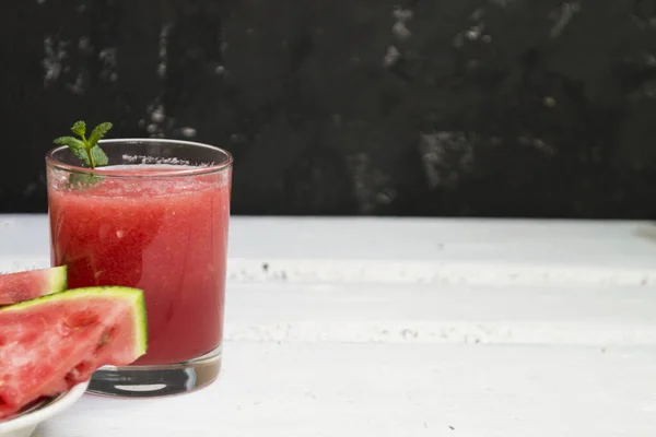 Scheiben Reife Wassermelone Auf Einem Teller Und Roter Wassermelonensaft Einem — Stockfoto