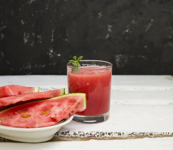 Scheiben Reife Wassermelone Auf Einem Teller Und Roter Wassermelonensaft Einem — Stockfoto