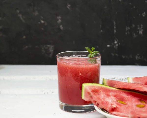 Scheiben Reife Wassermelone Auf Einem Teller Und Roter Wassermelonensaft Einem — Stockfoto