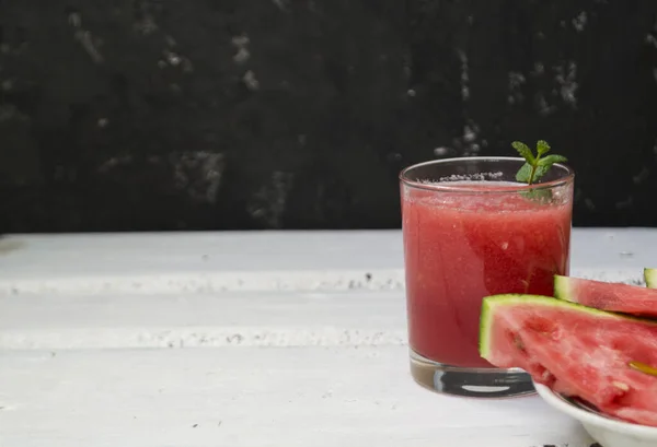 Scheiben Reife Wassermelone Auf Einem Teller Und Roter Wassermelonensaft Einem — Stockfoto
