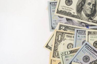 Farklı dolar küperlerinin yan çerçeveleri beyaz arka planda gelişigüzel uzanır. Kavram işi, parasal fon. Metin için bir yer var.