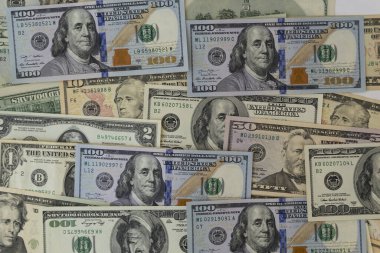 Amerikan parası ve diğer banknotlarla dolu bir özgeçmişi var. İş konsepti ve parasal fon.