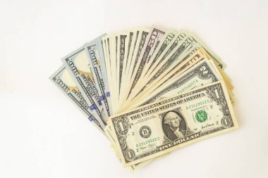 Birkaç yüz dolarlık banknotlar beyaz arka plana yayıldı. Metin için bir yer var