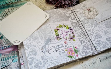 El yapımı hatıra defteri, düğün fotoğrafı albümü. Albüme pembe çiçekler, süsler, kelimeler, uçma, dantel, kağıt kuş kırlangıçları ile oymalar yapıştırıldı. Rusça 'da 