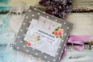El yapımı hatıra defteri, düğün fotoğrafı albümü. Albüm kapağı pembe çiçekler, süsler, kelimeler, uçma, dantel, kalplerde tekstil kumaşı ve yapay elmaslarla kaplıdır. Rusça 'da Alexander ve Snezhana' nın düğün albümü demek. Diy. F