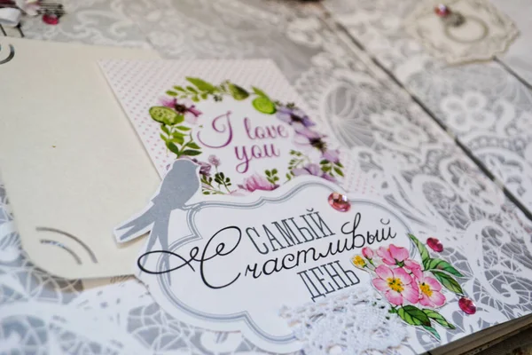 手作りスクラップブッキング 結婚式の写真アルバム ピンクの花 装飾品 レース 紙の鳥のツバメの彫刻がアルバムに貼り付けられています ロシア語で 幸せの日 を意味する 死ぬんだ — ストック写真