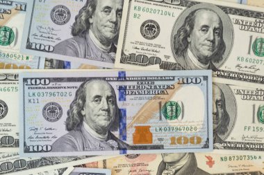 Amerikan parası ve diğer banknotlarla dolu bir özgeçmişi var. İş konsepti ve parasal fon.