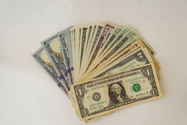 Birkaç yüz dolarlık banknotlar beyaz arka plana yayıldı. Metin için bir yer var