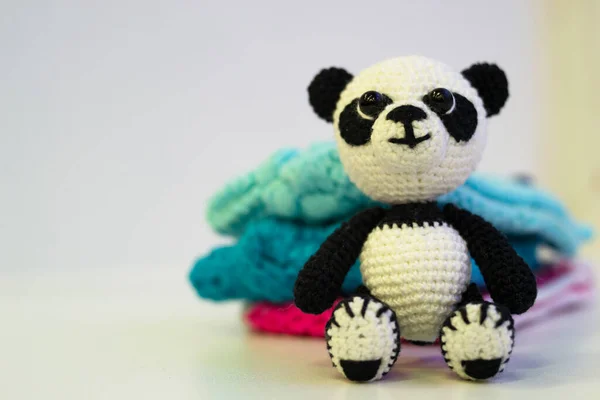 Panda Blanco Negro Punto Sienta Una Mesa Cerca Prendas Punto —  Fotos de Stock