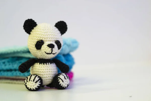 Panda Blanco Negro Punto Sienta Una Mesa Cerca Prendas Punto —  Fotos de Stock