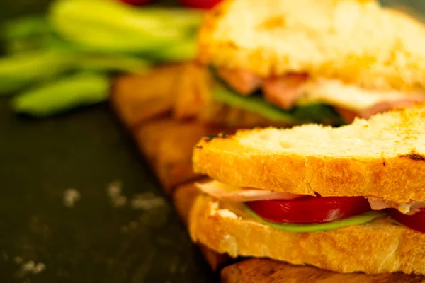Sanduíche Quente Caseiro Com Tomate Presunto Pequeno Almoço Saboroso Pão — Fotografia de Stock