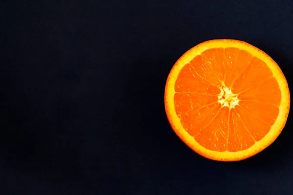 Naranja Fresco Rodajas Encuentra Sobre Fondo Negro Las Frutas Tropicales — Foto de Stock