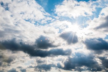 Güneş ışınları bulutların arasında parlıyor. bulutlu gökyüzü, arkaplan