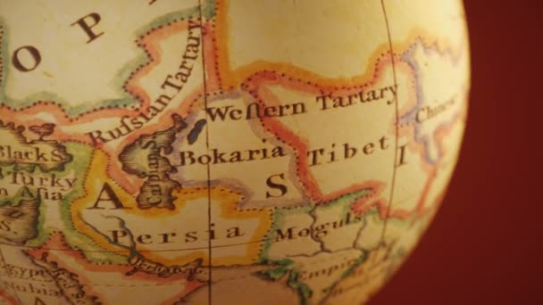 Rotation du globe antique sur un fond rouge boucle 