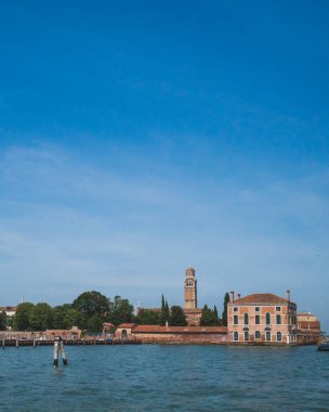 Cannaregio, Venedik, Ital 'deki binalar ve mimari su kenarında.