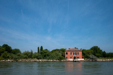 Sudaki kırmızı ev, Mazzorbo adası, Burano, Venedik, Ita yakınlarında.