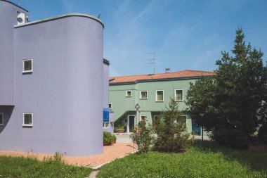 Burano, Venedik yakınlarındaki Mazzorbo adasında renkli evler,