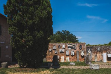 Torcello Adası, Venedik, İtalya 'daki taş heykel ve sütunlar