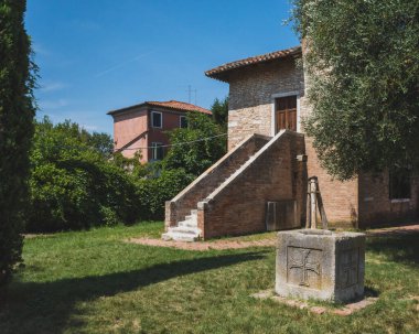 Torcello adasındaki ağaçların arkasındaki binalar, Venedik, İtalya