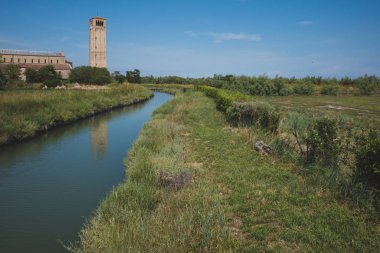 Santa Maria Katedrali ve Ada 'daki çan kulesi.