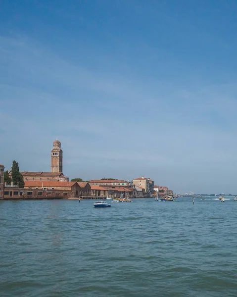 Buildings and architecture by water, in Cannaregio, Venice, Ital — Stock Photo, Image