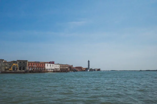 Forni di vetro dell'isola di Murano con l'acqua, Venezia, Italia — Foto Stock