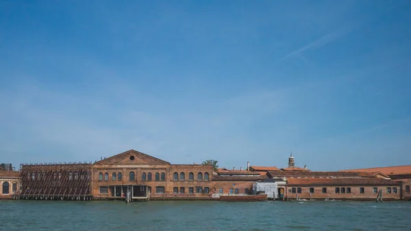 Стеклянные печи острова Мурано по воде, Венеция, Италия — стоковое фото