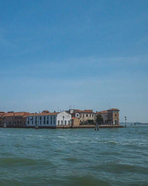 Edificios de Murano por agua, en Venecia, Italia — Foto de Stock