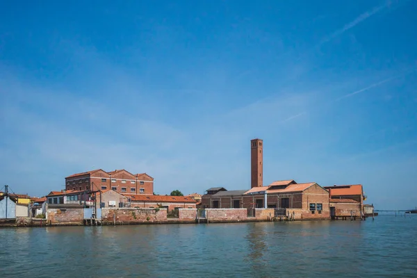 Edificios y torre por agua, Murano, Venecia, Italia — Foto de Stock