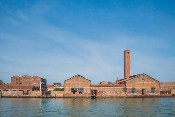 Su kenarındaki bina ve kule, Murano, Venedik, İtalya — Stok fotoğraf