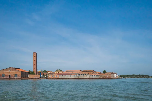 Su kenarındaki bina ve kule, Murano, Venedik, İtalya — Stok fotoğraf