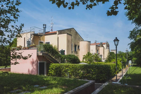 Casas coloridas en la isla de Mazzorbo, cerca de Burano, Venecia , — Foto de Stock