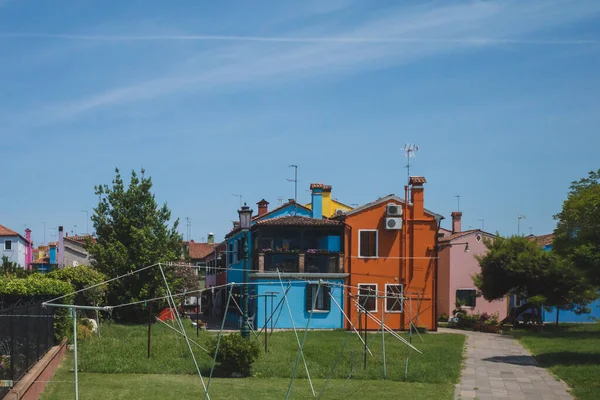 Casas coloridas na ilha de Burano, Veneza, Itália — Fotografia de Stock