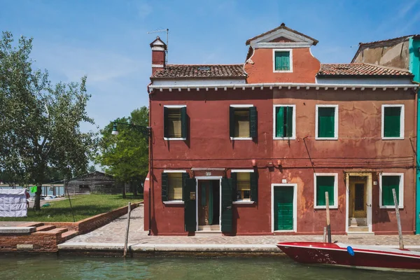 Красочные дома на острове Бурано, Венеция, Италия — стоковое фото
